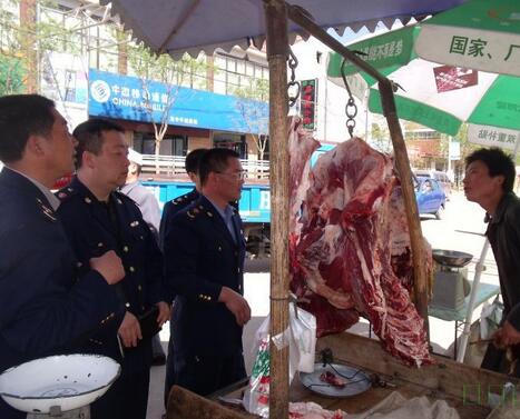 張家川縣工商局對(duì)肉類市場進(jìn)行肉類水分突擊檢查