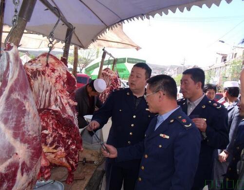 張家川縣工商局對(duì)肉類市場進(jìn)行肉類水分突擊檢查